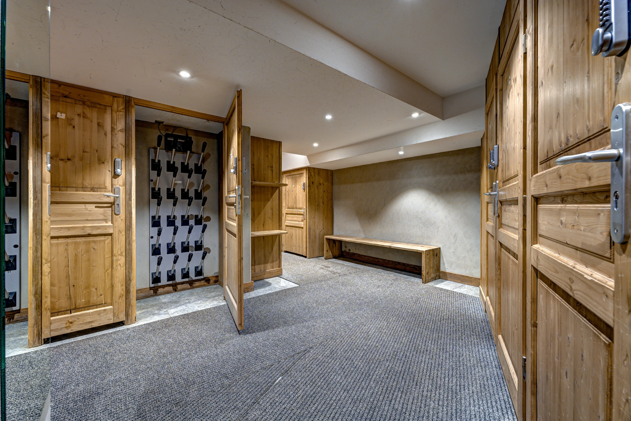 Canadienne Ski Locker 1