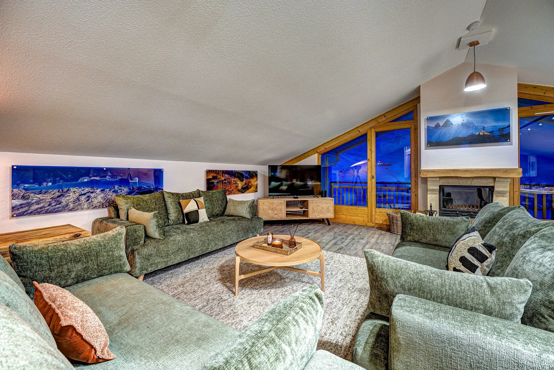 Catered chalet dining in Val Thorens